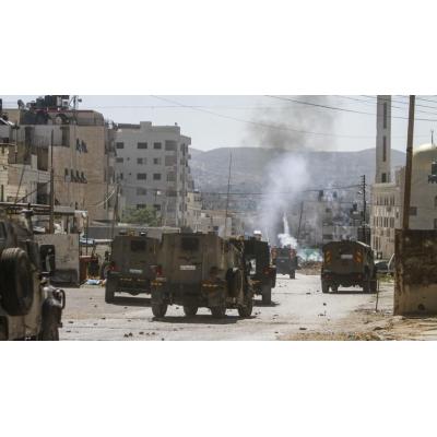 Colonos en Cisjordania hieren a dos palestinos y le roban el tractor a un agricultor