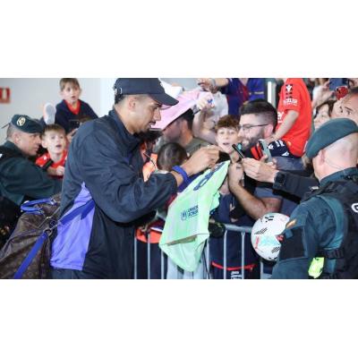 Fotos de la llegada del FC Barcelona al aeropuerto de Noáin para el partido contra Osasuna esta noche