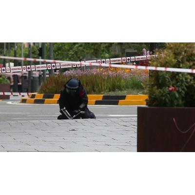 Fotos de la plaza de Merindades de Pamplona, desalojada y acordonada por un maletín sospechoso, que ha sido detonado