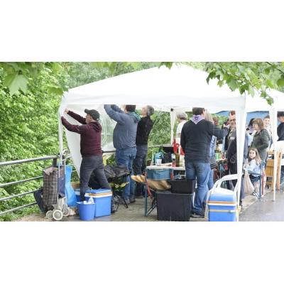 Los calderetes de la Txantrea, a cubierto por la lluvia