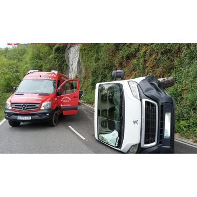 Herido un varón de 60 años tras sufrir una salida con vuelco en Arano