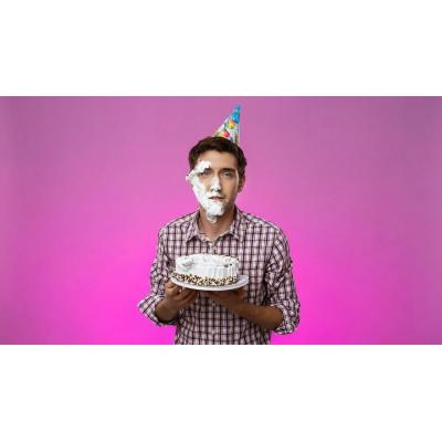 Le estampan en la cara su tarta de cumpleaños y la broma acaba en tragedia