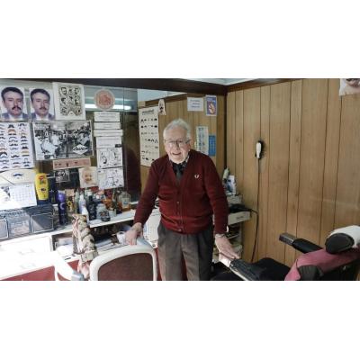 Ramón, el barbero de 89 años que lleva abriendo su barbería desde 1943: "Me ayuda a vivir"