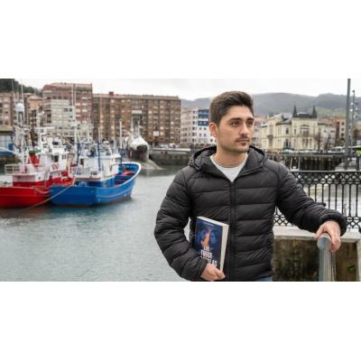 Jon Azkueta, escritor: “Sería un honor subirme a la ola del euskal noir”