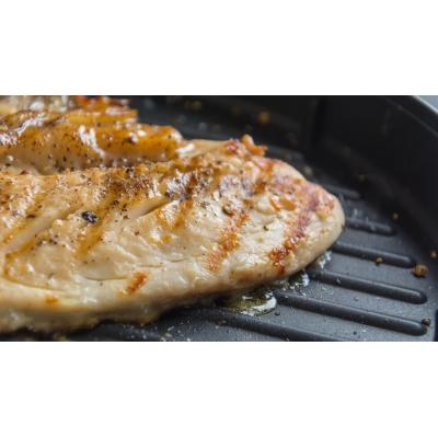 Vinagre para freír las pechugas de pollo, un truco que mantiene la jugosidad y mejora la digestión