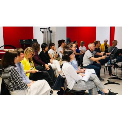 La Pamplonesa entrega su galardón solidario a la Asociación de Esclerosis Múltiple Navarra