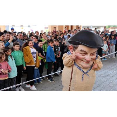 Tres cabezudos inspirados en el Carnaval rural de Alsasua se incorporan a la Comparsa