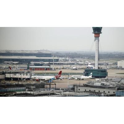 Reino Unido permitirá a las aerolíneas ajustar vuelos ante posible escasez de combustible