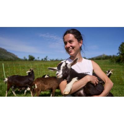 Irati Campion (ganadera de cabras): "No me importa no ir de vacaciones por tener que ordeñar todos los días"