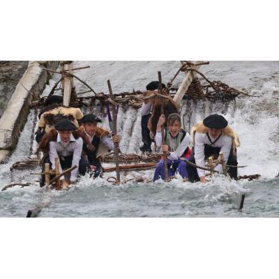 Tres balsas sobre el río Eska