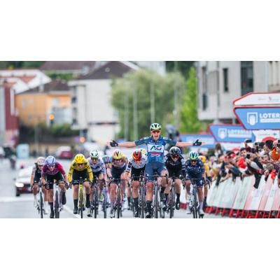 La belga Bossuyt se impone al esprint a Franziska Koch, que es la nueva líder de la Vuelta a España
