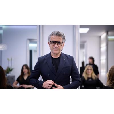 Mikel Luzea cumple treinta años siendo "pionero" en la peluquería: "O te aclimatas o te aclimatan. Es duro, pero es así"