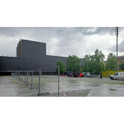 La tómbola de Cáritas toma forma en la plaza de Baluarte