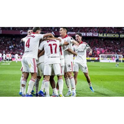 Alexis Sánchez saca al Sevilla del pozo