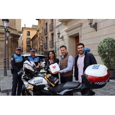 El Ayuntamiento instala una nueva red de desfibriladores para edificios municipales, espacios públicos y vehículos de la Policía Municipal