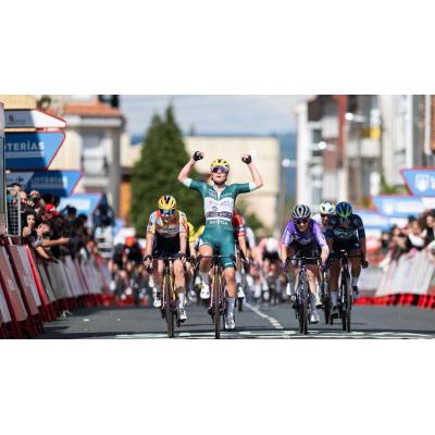 Lotte Kopecky afina puntería y logra etapa y liderato en La Vuelta
