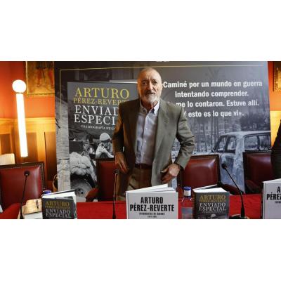 Pérez-Reverte reúne sus crónicas y fotografías bélicas en 'Enviado especial': "Ahora nos están tapando la guerra"