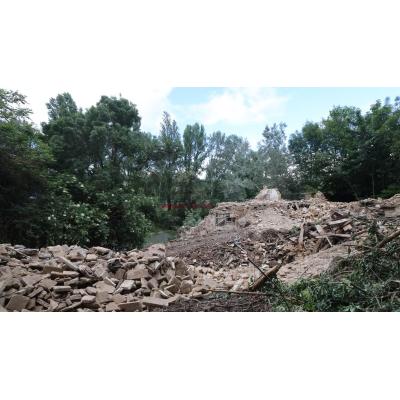 Derribado el histórico caserón de Curtidores, junto al Arga, para construir un edificio con seis viviendas