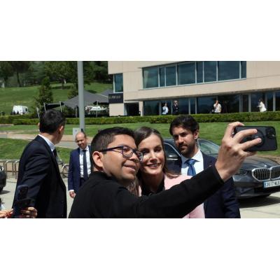La reina Letizia alaba la labor del “cuidado que sostiene” de la Cruz Roja en Pamplona
