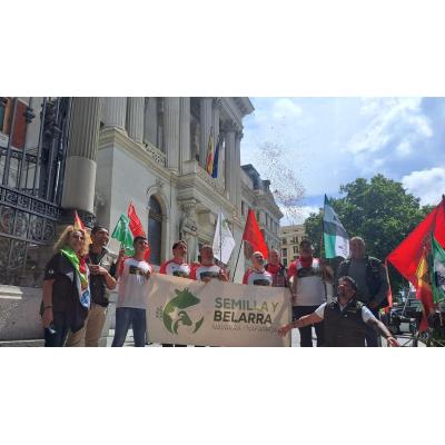 Un grupo de navarros se suma a la protesta agrícola ante el Ministerio de Luis Planas