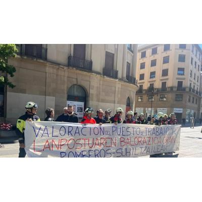 Nueva concentración de los bomberos navarros frente al Palacio de Navarra