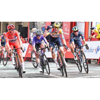 Kopecky regala a su compañera Bredewold la etapa de La Vuelta Femenina en Astorga