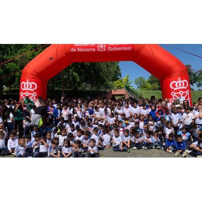 El colegio Santa Catalina Labouré corre por una buena causa en la plaza de los Fueros