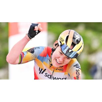 Van der Breggen gana un pulso heroico ante Paula Blasi y lidera la Vuelta