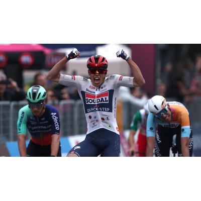El francés Magnier (Soudal) se impone en la primera etapa del Giro y se enfunda la 'maglia rosa'