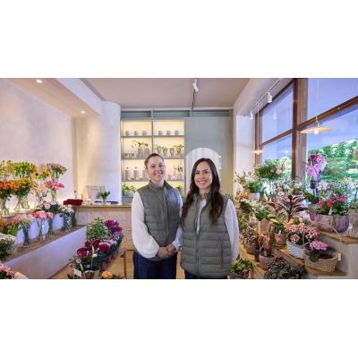 Dos hermanas reinauguran una floristería en Iturrama: "El Día de la Madre se vació la tienda"