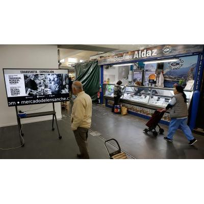 Una exposición en el mercado del Ensanche recuerda el papel protagonista de las mujeres de Pamplona en la huelga por el alza de los precios de los alimentos de 1951