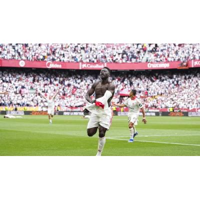 El Sevilla remonta, ve la luz y enreda al Espanyol