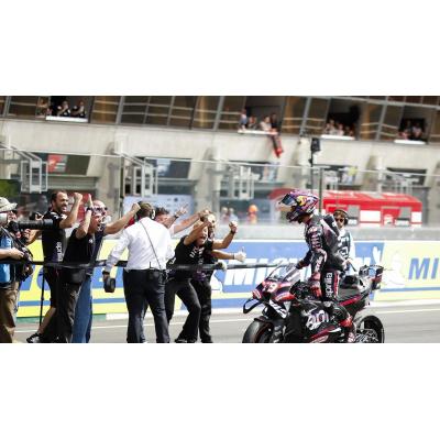 Jorge Martín firma un épico triunfo al esprint y Marc Márquez se va al suelo