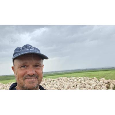 Ricardo Cervera, el pastor que rescató a un motorista del barro en las Bardenas: “Si está solo, duerme debajo de la moto”