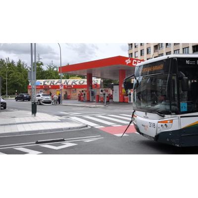 Choque sin heridos entre una villavesa y un coche en Pío XII