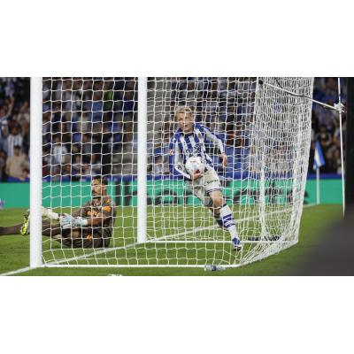 Oyarzabal, de penalti, rescata un punto para la Real en el añadido