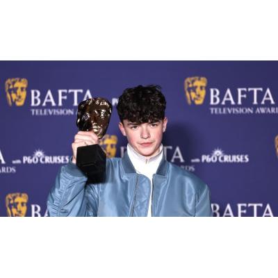 La serie británica 'Adolescencia' arrasa con 4 máscaras en los premios BAFTA de Televisión