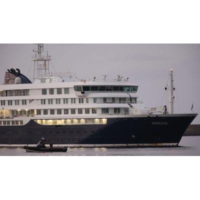 El crucero Hondius ya está fondeado en el puerto de Granadilla (Tenerife) pese a la negativa de Canarias