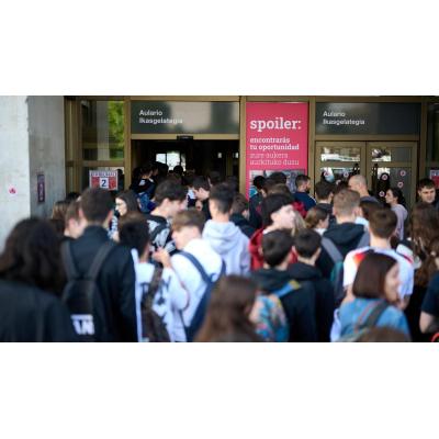 Navarra podría utilizar detectores de frecuencia para captar a alumnos que copien con IA en la EvAU