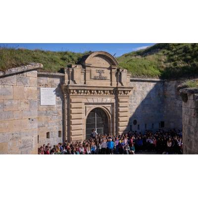 800 estudiantes recorren el GR-225 en la VIII edición de la marcha 'Las botellas de la libertad'