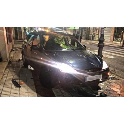 Un conductor de 22 años ebrio se lleva por delante una señal, un árbol y un semáforo junto a un paso de peatones