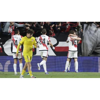 Stuani manda al Oviedo a segunda de cabeza