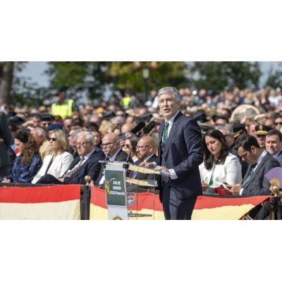 Marlaska, interrumpido por abucheos al hablar de los guardias civiles fallecidos en Huelva: "Estoy dolido y rabioso"