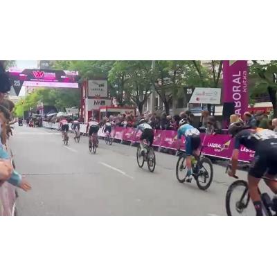 Vídeo con la victoria de Cat Ferguson en la meta de Pamplona