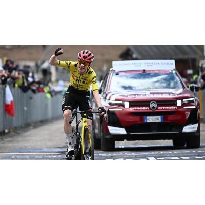 Vingegaard derriba el fortín del Blockhaus y Eulalio se agarra a la maglia rosa