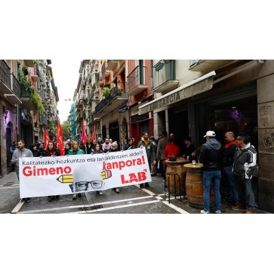 Una manifestación reclama en Pamplona el cese del consejero de Educación, Carlos Gimeno