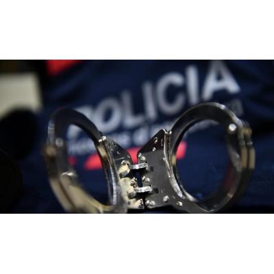 Detienen a tres policías canadienses por una agresión sexual a una prostituta en un taxi en Barcelona