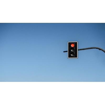 ¿Qué significa un semáforo con luz roja intermitente?