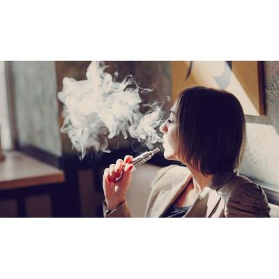 Un estudio apunta a que los cigarrillos electrónicos con nicotina reducen la exposición a sustancias nocivas a los fumadores