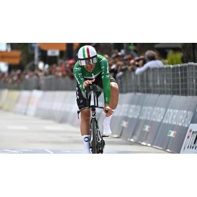 Ganna hace historia en la crono y Eulalio aguanta la maglia rosa